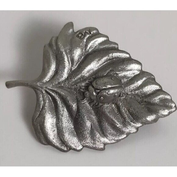 lady 90's Marjolein Bastin pewter ladybug on leaf pin 1"X1.25" - Picture 3 of 4
